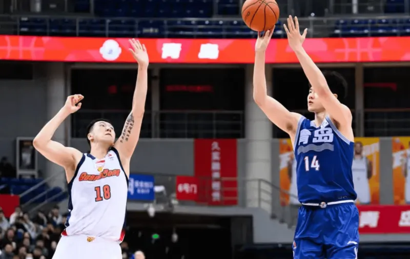 广东男篮全场共出现32次犯规，其中4人五犯离场