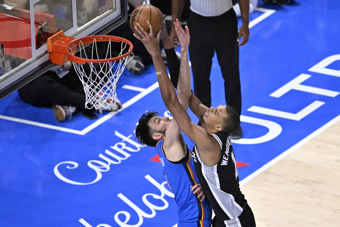 开云体育-NBA最年轻阵容，拥有最年轻且最强的三巨头，他们能否开创王朝？|马刺|霍姆格伦|文班亚马|卡斯尔|福克斯_新浪体育_新浪新闻